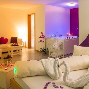love-room-purple-avec-jacuzzi-balcon