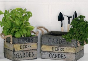 set-de-jardinage-retro-avec-2-cache-pots-en-bois-et-3-outils