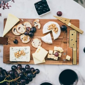 planche-a-fromage-cheeseporn-avec-couteaux-dores-doiy